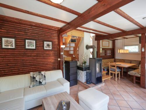 una sala de estar con un sofá y una mesa en Holiday Home Am Sternberg 97 by Interhome, en Frankenau