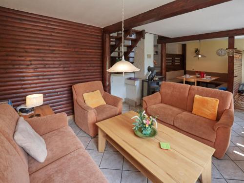 Sala de estar con 2 sofás y mesa de centro en Holiday Home Am Sternberg 38 by Interhome, en Frankenau