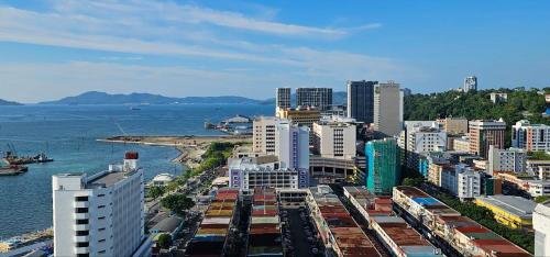 - une vue sur une ville avec des bâtiments et l'eau dans l'établissement Qilala DualView by The Shore, à Kota Kinabalu