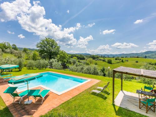 een afbeelding van een zwembad in een tuin met stoelen en een tafel bij Apartment L'Angolo di Uzzano by Interhome in Greve in Chianti