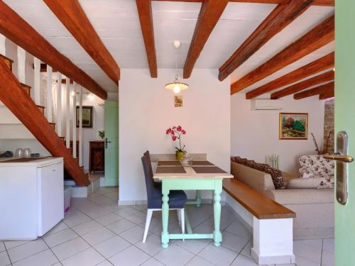 Posezení v ubytování Holiday Home Pinia II by Interhome