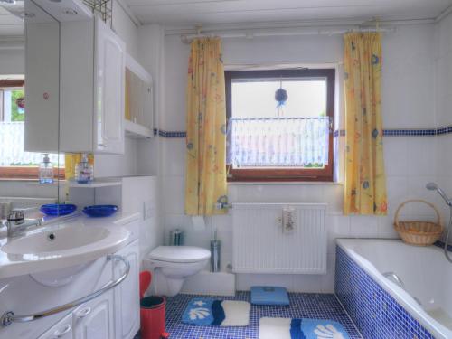 Bilik mandi di Apartment Am Steintisch by Interhome