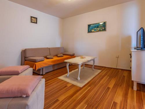 Apartment Vladimir by Interhome في بنجول: غرفة معيشة بها أريكة وطاولة