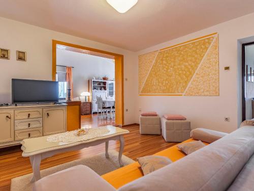 salon z kanapą i stołem w obiekcie Apartment Vladimir - PUL237 by Interhome w mieście Banjole