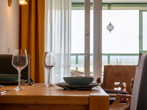 - une table avec 2 verres à vin et un bol dans l'établissement Apartment F 32 by Interhome, à Dittishausen