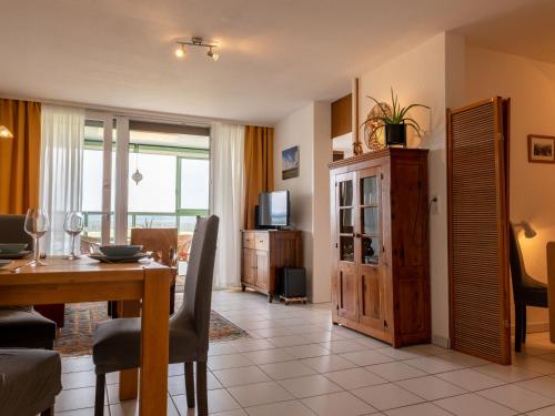 een woonkamer met een tafel en een eetkamer bij Apartment F 32 by Interhome in Dittishausen
