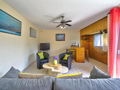 un salon avec un canapé, des chaises et une table dans l'établissement Holiday Home Avel Moor by Interhome, à Sainte-Marine