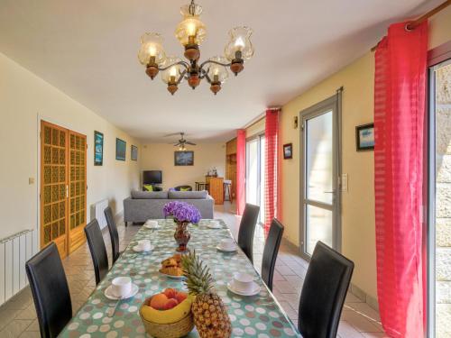 - une salle à manger avec une grande table et des fruits dans l'établissement Holiday Home Avel Moor by Interhome, à Sainte-Marine