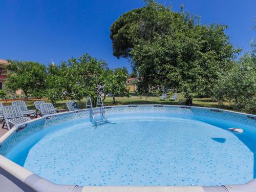 Bazén v ubytování Holiday Home Pinia I by Interhome nebo v jeho okolí