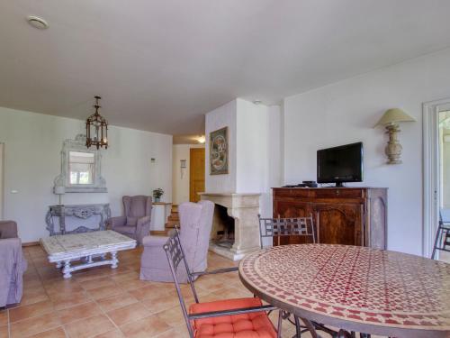 Μια τηλεόραση ή/και κέντρο ψυχαγωγίας στο Villa Le Puit des Oliviers I by Interhome