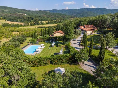 Badia AgnanoにあるHoliday Home Villa I Gelsomini by Interhomeのスイミングプールと木々のあるヴィラの空中ビュー