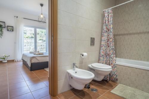 ein Bad mit einem WC und einem Duschvorhang in der Unterkunft Beach & Nature Apartment - 2bedroom apt in Aljezur in Aljezur