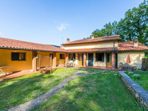 a house with a yard in front of it at Holiday Home Lavanda by Interhome in Badia Agnano