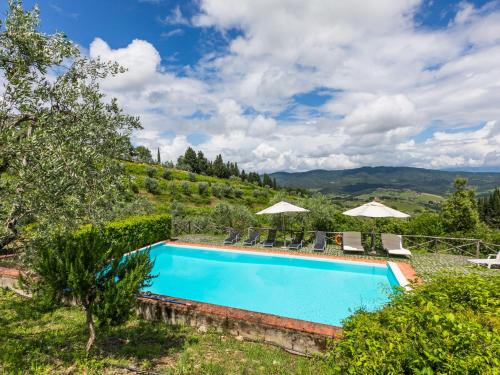 una piscina al aire libre con sillas y sombrillas en Holiday Home San Rocco-1 by Interhome, en Greve in Chianti