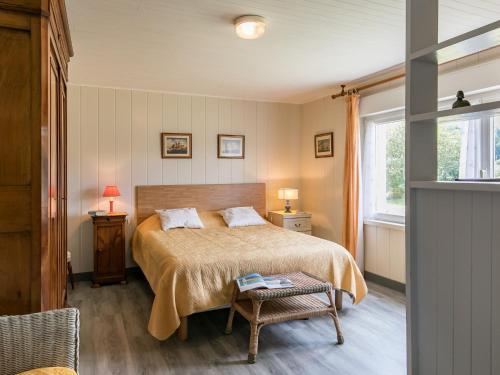 une chambre avec un lit, une chaise et une fenêtre dans l'établissement Holiday Home La Littorine by Interhome, à Kersiroux