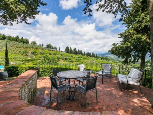 un patio con sillas y una mesa con vistas en Holiday Home San Rocco-1 by Interhome, en Greve in Chianti