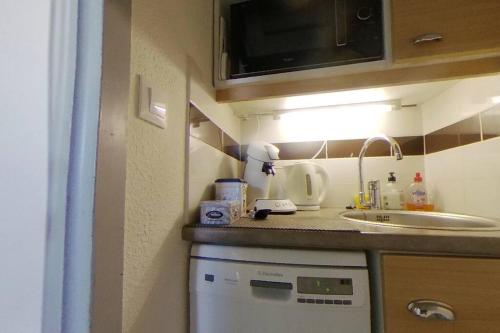 アルゾンにあるAppartement avec vue merのシンクと食器洗い機を備えた小さなキッチン