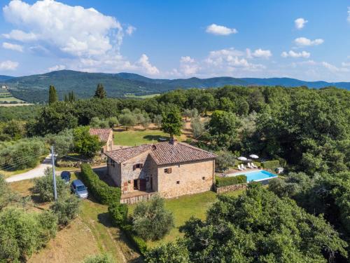 una vista aerea di una casa in pietra con piscina di Holiday Home Il Laghetto by Interhome a Pergine Valdarno