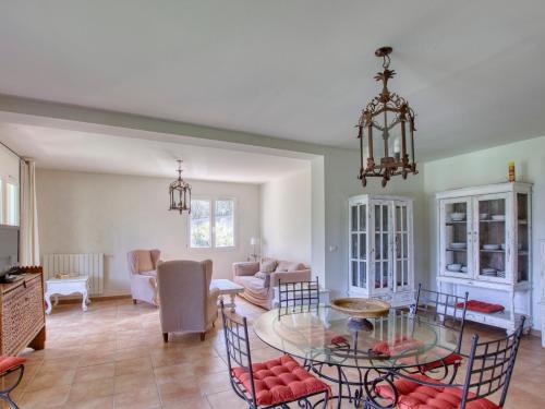 Posezení v ubytování Villa Le Puit des Oliviers 2 by Interhome
