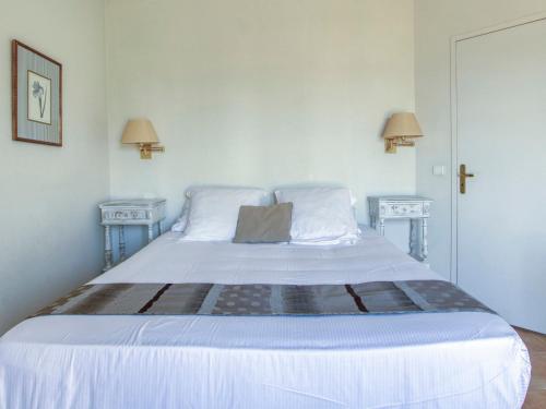 Postel nebo postele na pokoji v ubytování Villa Le Puit des Oliviers 2 by Interhome