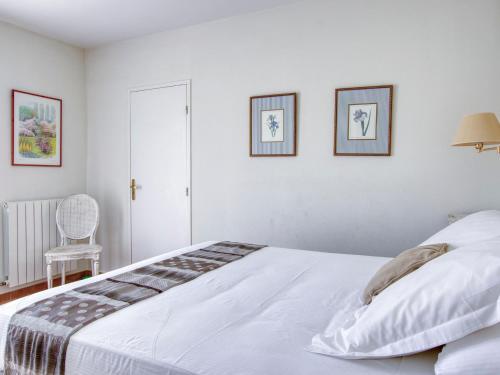 Postel nebo postele na pokoji v ubytování Villa Le Puit des Oliviers 2 by Interhome