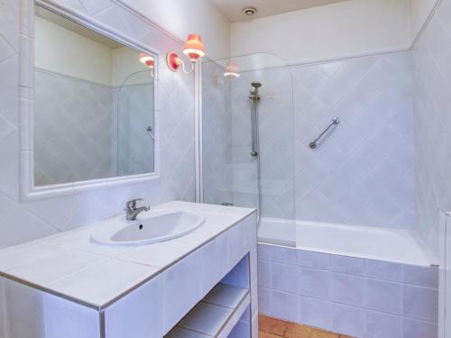 Koupelna v ubytování Villa Le Puit des Oliviers 2 by Interhome