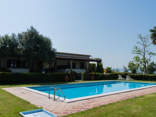una piscina en el patio de una casa en Holiday Home Dolce Vita-2 by Interhome, en Bolsena