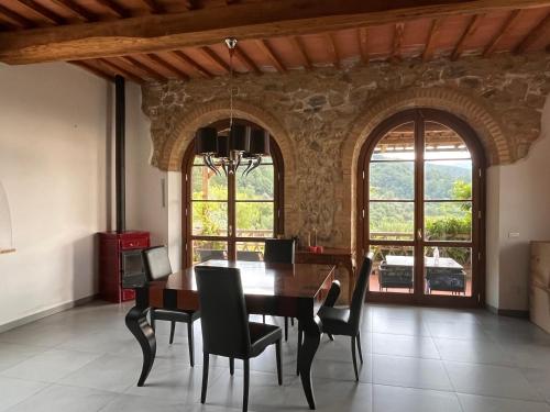 een eetkamer met een houten tafel en stoelen bij Villa Bella Costa in Monticello