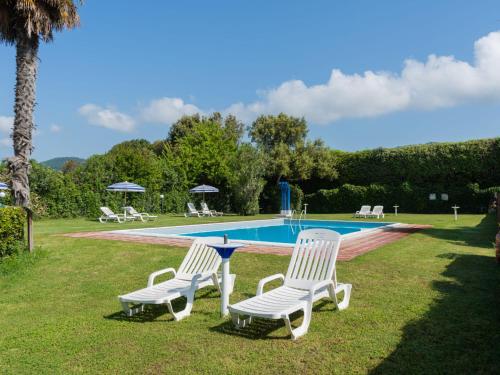 dos sillas y una mesa frente a una piscina en Holiday Home Dolce Vita-4 by Interhome, en Bolsena