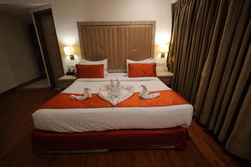 Una cama o camas en una habitación de Surasena Regal Vista Agra