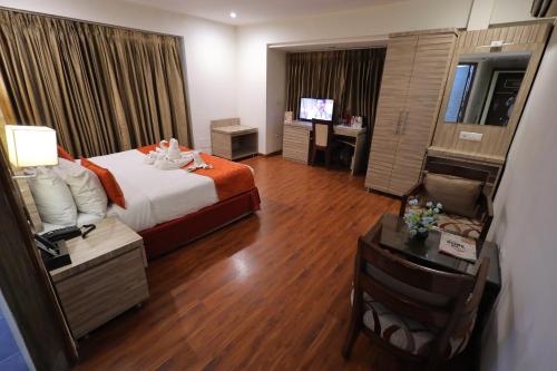 Una cama o camas en una habitación de Surasena Regal Vista Agra
