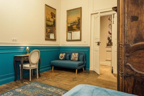 a room with a desk and a chair and a table at Manoir de Laroque Delprat in Autoire