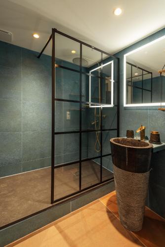 a bathroom with a glass shower with a tub at Manoir de Laroque Delprat in Autoire