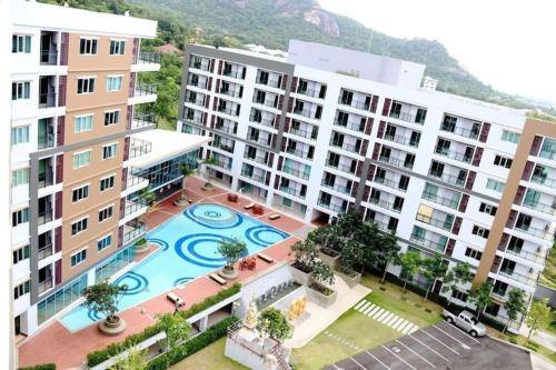 een luchtzicht op een appartementencomplex met een zwembad bij The Condo 88 Wohnung 42-179 in Hua Hin