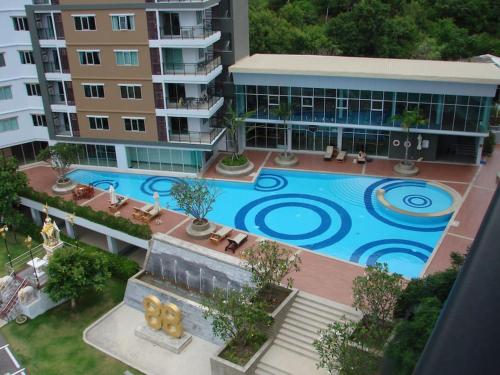 een bovenaanzicht van een gebouw met een zwembad bij The Condo 88 Wohnung 42-179 in Hua Hin