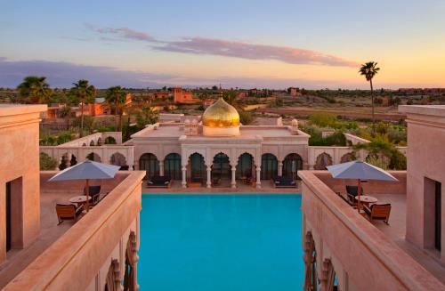馬拉喀什的住宿－馬拉喀什納馬斯卡皇宮酒店，享有度假村游泳池的景致。