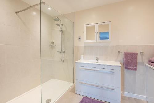 y baño con ducha y lavamanos. en 4 Bedroom House in Addingham Ilkley, en Addingham