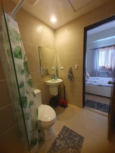 La salle de bains est pourvue de toilettes, d'un lavabo et d'une douche. dans l'établissement Manduriao, Iloilo (Lafayette15Z), à Iloilo