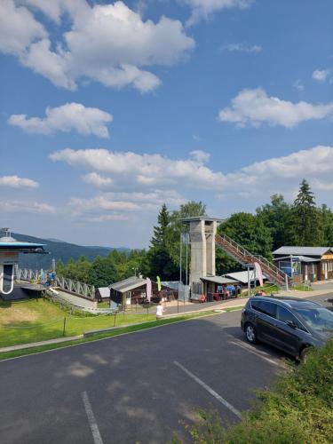 ein am Straßenrand geparkt in der Unterkunft Ubytování U Janičky in Klíny