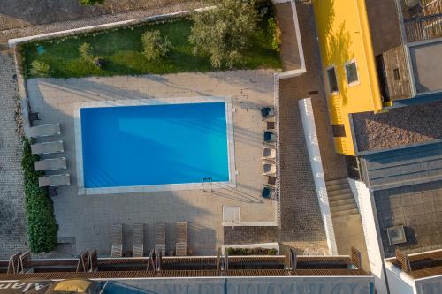 an overhead view of a large blue swimming pool at Alamal River Club in Gavião