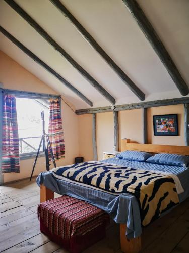 1 dormitorio con 1 cama con manta de cebra en Gurski Guesthouse, en Mestia