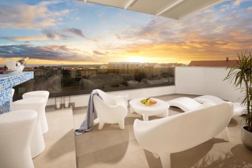 Penthouse Blue Horizon- a luxury penthouse with infinity pool, hot tub, sauna and sea views!