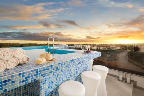 Πισίνα στο ή κοντά στο Penthouse Blue Horizon- a luxury penthouse with infinity pool, hot tub and sea views!