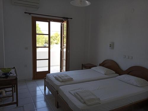 Un pat sau paturi într-o cameră la Aphrodite's Room on Santorini