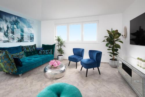 Penthouse Blue Horizon- a luxury penthouse with infinity pool, hot tub, sauna and sea views!