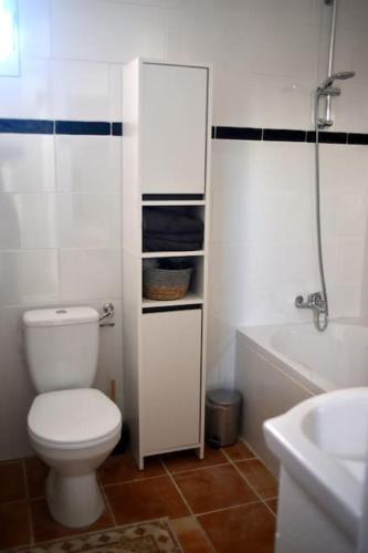 une salle de bain avec toilettes, lavabo et baignoire dans l'établissement F4 MimiPinson 1er étage Rabinon lac riviere VAR, au Muy