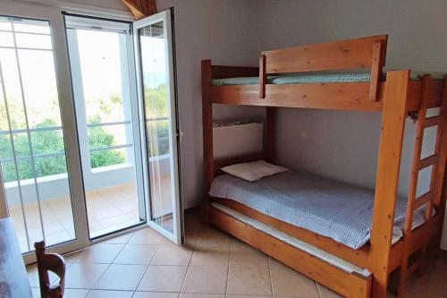 ニフォレイカにあるNefeli homeのベッドルーム1室(二段ベッド2組付)、バルコニーが備わります。