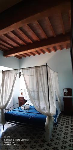 a bed with a canopy in a bedroom at Appartamento il castellare in Rapolano Terme