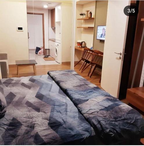 Säng eller sängar i ett rum på Apartemen Skandinavia Tangerang