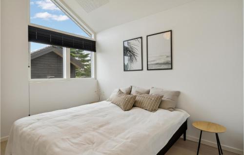 Habitación blanca con cama y ventana en Awesome Home In Karrebksminde With Kitchen, en Karrebæksminde